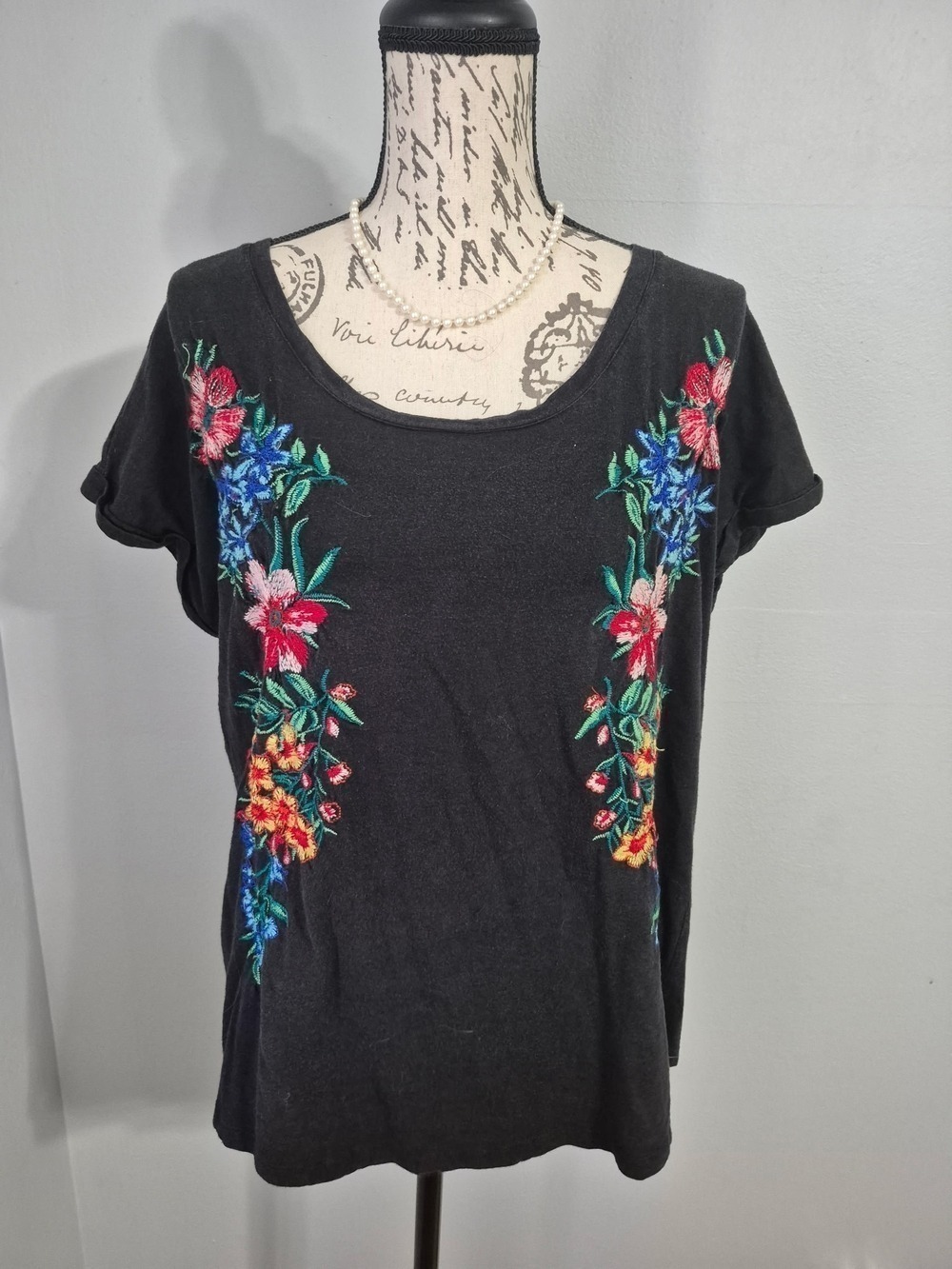 Black Short-Sleeve Scoop Neck Tee with Floral Embroidery